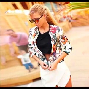 WOMENS FLORAL DESIGN JACKET SIZE LARGE